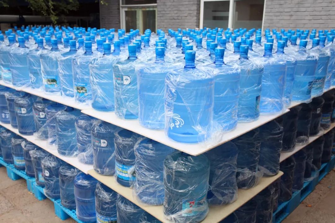 門頭溝礦泉水廠免費(fèi)送桶裝水！40斤一桶，輕松拎走！